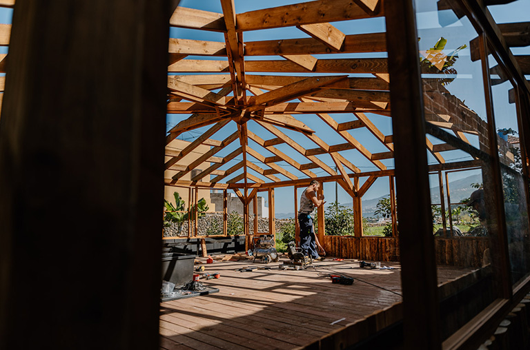 finca encuentro greenhouse working